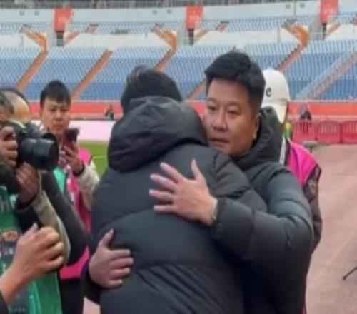 老友相见！韩鹏和李金羽在中超首轮赛前友好互动