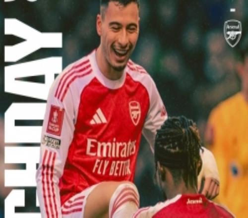 足总杯18决赛！枪手晒出此役海报：马杜埃凯为马丁内利擦鞋庆祝