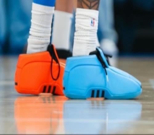 鸳鸯配色！杰伦威廉姆斯今日热身上脚专属Crazy2“OKC”PE