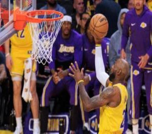 艾顿：优秀球员适配任何体系这就是詹姆斯所做的他完美融入球队