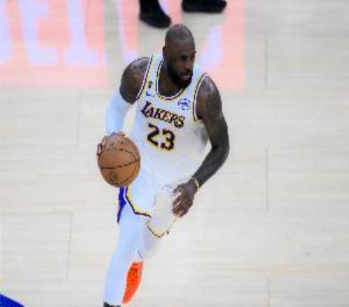 名嘴：詹姆斯不应被湖人立雕像&队史传奇才配他算紫金家庭一员