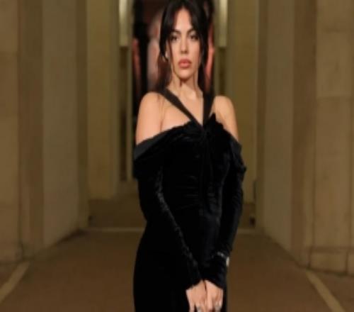 太阳报：乔治娜身穿黑色丝绒连衣裙惊艳亮相时装秀