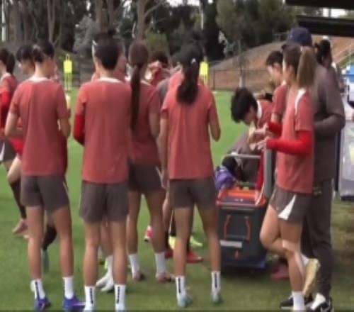 记者实拍中国女足赛前训练：队员们整体状态不错，门将陈晨缺席