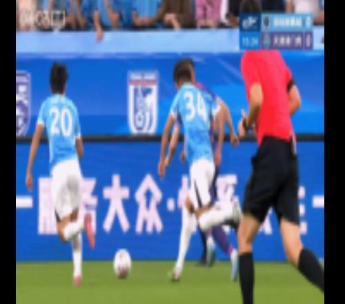 太疼了！巴顿传中击中20岁玄智健下体，后者疼到前滚翻后倒地不起