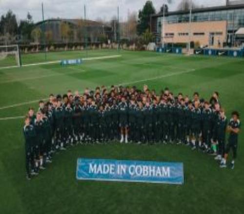 科巴姆的传承！26岁詹姆斯与青训大队击掌合照，展现“大哥”风范