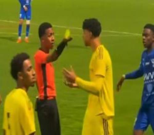 迷你罗被换下场时情绪不满地推开对手，被主裁判黄牌警告