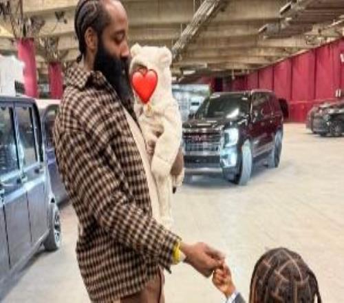 超级奶爸!女友晒哈登抱着孩子和自己的孩子拉手指