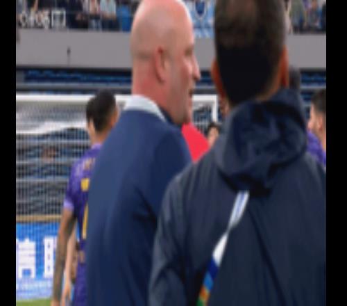 津门虎球员集体不满！胡睿宝铲倒谢维军，裁判未出示第二黄引不满