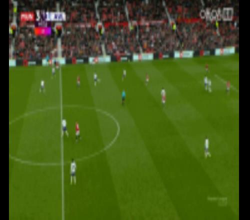 大水冲了龙王庙！补时维拉2名球员抢在一起，本想射门结果变解围