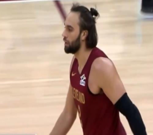 状态真在线！斯特鲁斯半场12分钟三分4投全中砍下16分4篮板