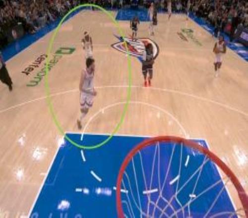 连续20+不在乎了！快攻3打1机会亚历山大指挥队友传给切特！