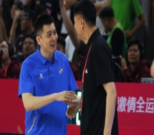 杨鸣：杜锋一直在顶着球队前进&压力很大每个教练员都值得尊重