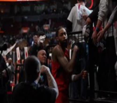 哥们你有点重口啊球迷拿到莺歌的原味毛巾猛吸了几大口