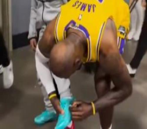 顶级偶像小球迷在球员通道祈求签名詹姆斯俯身抱脚暖心送上