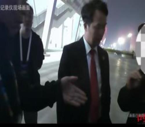 “老赖”看中超被法院执行干警擒住，拒不履行还款义务，拘留15日