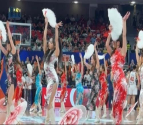 上海豪取10连胜高居联盟第1！队记分享上海主场啦啦队表演