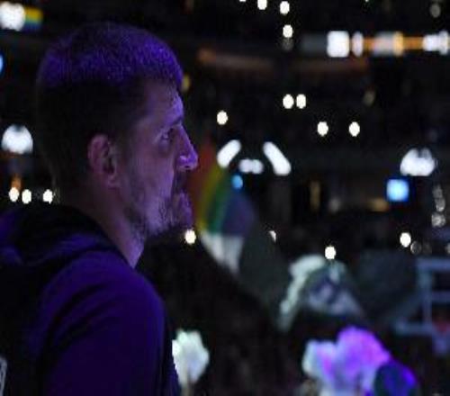 解说：进攻端的约基奇拥有十八般武艺包夹与否他都有解决办法