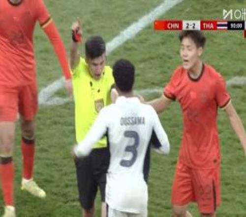 各领一红！麦麦提江最后时刻连出两红，玄智健+泰国3号被罚下