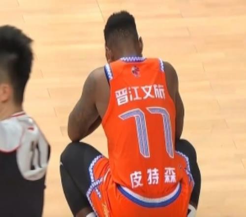 ʮ�ְ��գ�Ƥ��ɭ���½ӳ����γ�ʱ������ϧ��ɱ���ֿĿ𵯳�