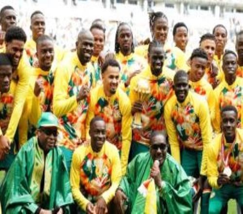 无视非足联剥夺冠军决定！塞内加尔赛前向球迷展示非洲杯冠军奖杯