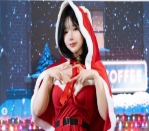 《剑星》体模尹雪花晒照：吊带渔网袜，氛围感拉满！