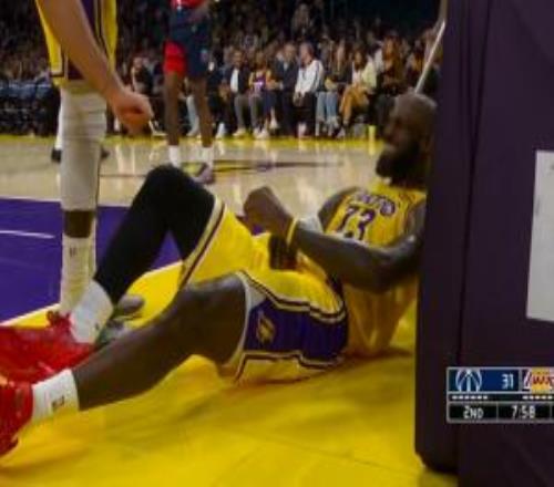 詹姆斯突破倒地左手有些不舒服起来跟裁判示意被打手了