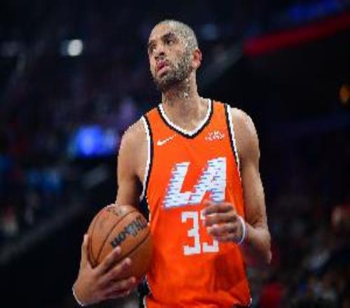 巴图姆：黄蜂裁我时他们把我儿子的画压在箱底这成为了我的动力