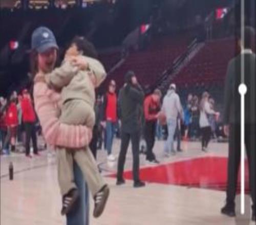 混得太熟了！杨瀚森女友抱着利拉德儿子在场边转圈圈