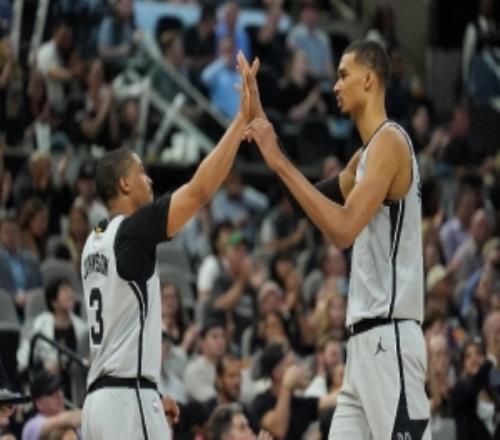 凯尔登:文班状态正佳全队将继续全力支持他&努力为他创造机会