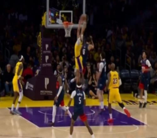 摧枯拉朽！詹姆斯送长传海斯接球快下一飞冲天双手暴力灌篮