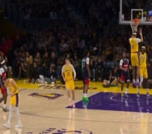 一级恶犯!沃特金斯扑防肯纳德三分球直接打到脸上后者3+1+球权