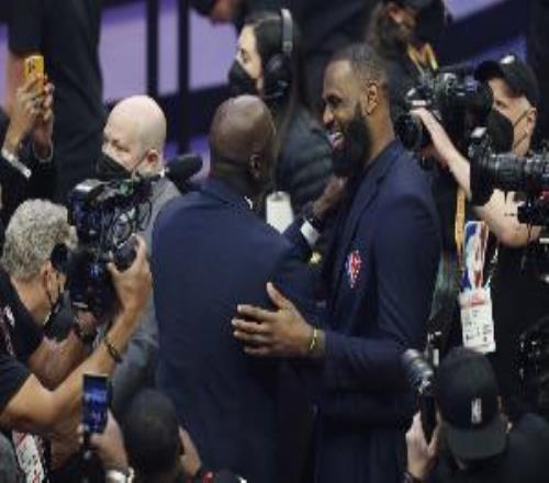 约翰斯塔克斯：乔丹能帮助队友成长詹姆斯只是将天赋聚在一起