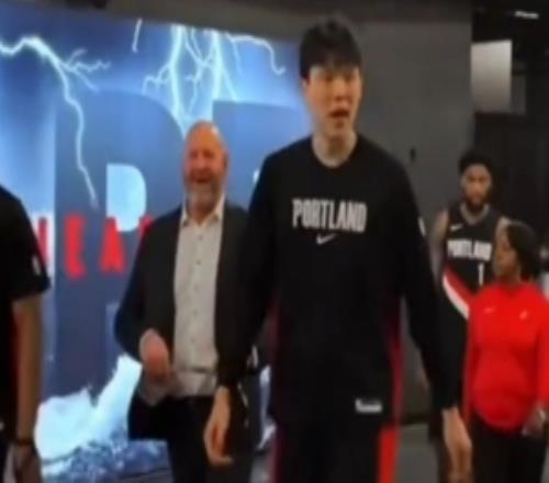 在说啥被DNP后杨瀚森和球队总经理克罗宁拥抱热聊