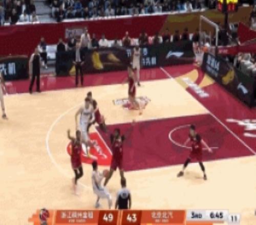 高难度！周琦接球顺下被拉拽失衡强攻得手还要加罚