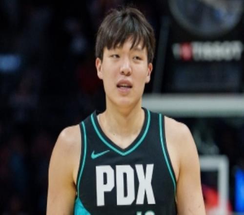 记者：如果你很久没看杨瀚森的比赛乍一看就会发现他有明显进步