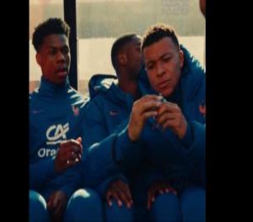 你给我来点！姆巴佩替补席找科纳特要零食，吃了一口给了琼阿梅尼