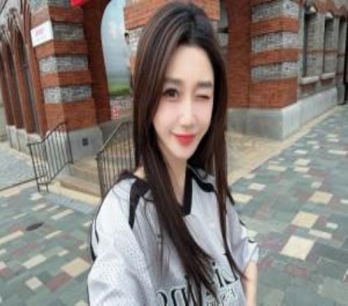 女主持人小悠珊珊晒照：在迪士尼的春天里，和唐老鸭一起比个耶