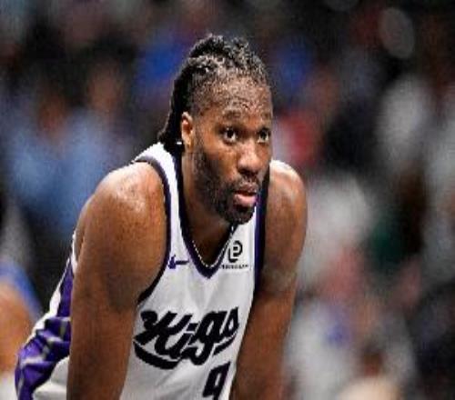 大号两双！阿丘瓦19中12砍下28分19板正负值+22