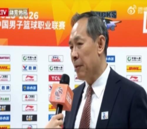 许利民：在伤病和困难的时候大家主动承担责任拼搏精神特别可贵