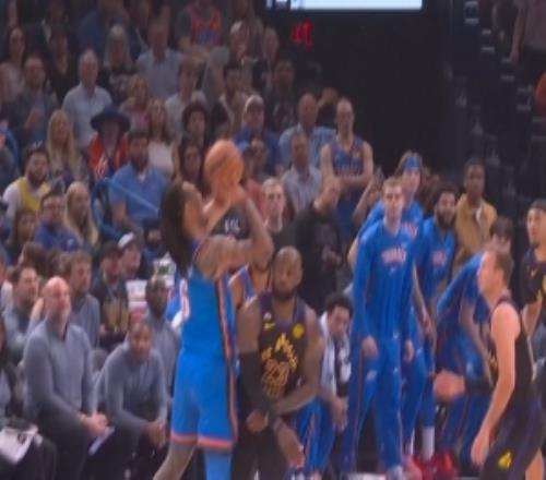 血亏！剩0.6秒詹姆斯被吹三分犯规杰林威三罚全中