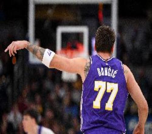 首节6中1！媒体人：在MVP话题包夹之下东契奇有点太想证明自己了