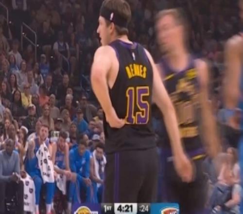 腰有点不舒服！湖记：里夫斯在暂停结束后直接回到更衣室接受检查