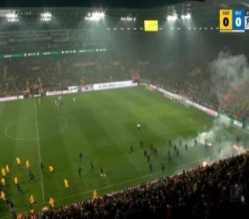 图片报:因球迷互掷烟火,德累斯顿迪纳摩vs赫塔被迫中断20分钟