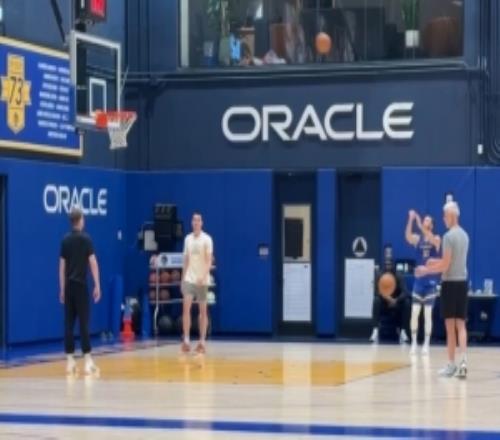 小吧现场直击：库里在训练馆进行投篮训练与助教说笑心情不错