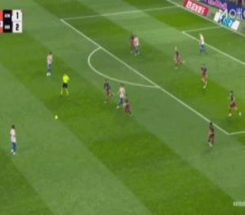 马丁黄牌同款！马竞18岁小将先捅到球后踢到加维小腿，主裁没给牌