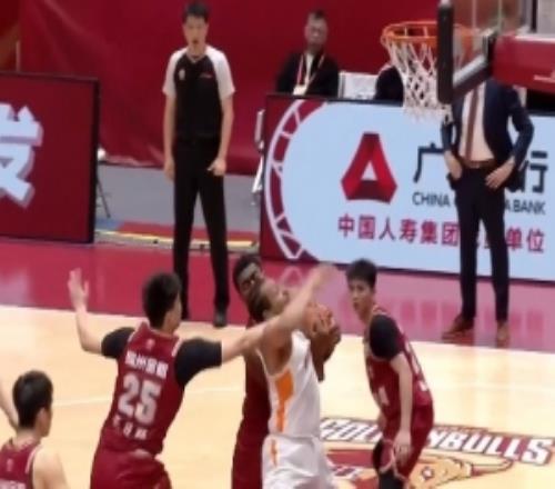 布里斯科突破引发双方冲突裁判回放后判王仔路打到颈部违体犯规