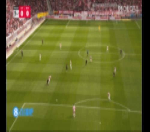 诺伊尔后场出球被拦截，弗赖堡球员似传似射，球滑门而出