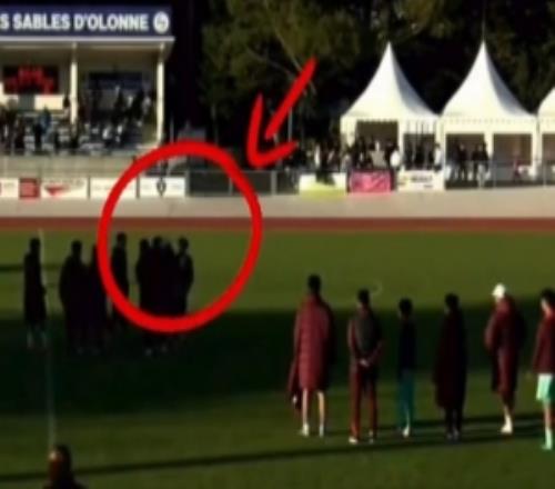 起冲突刘凯源赛后疑遭国少助教李壮飞推搡脖子,被追着骂+拉开