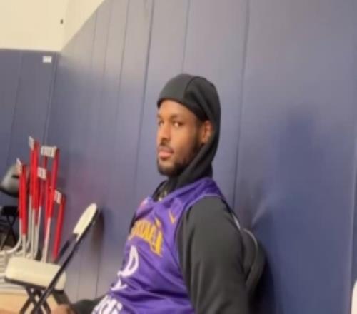 父子篮球！詹姆斯晒训练期间与布朗尼场边搞怪自拍