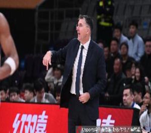 媒体人：有人认为新疆不断换外援和主帅是无用功我认为这有意义